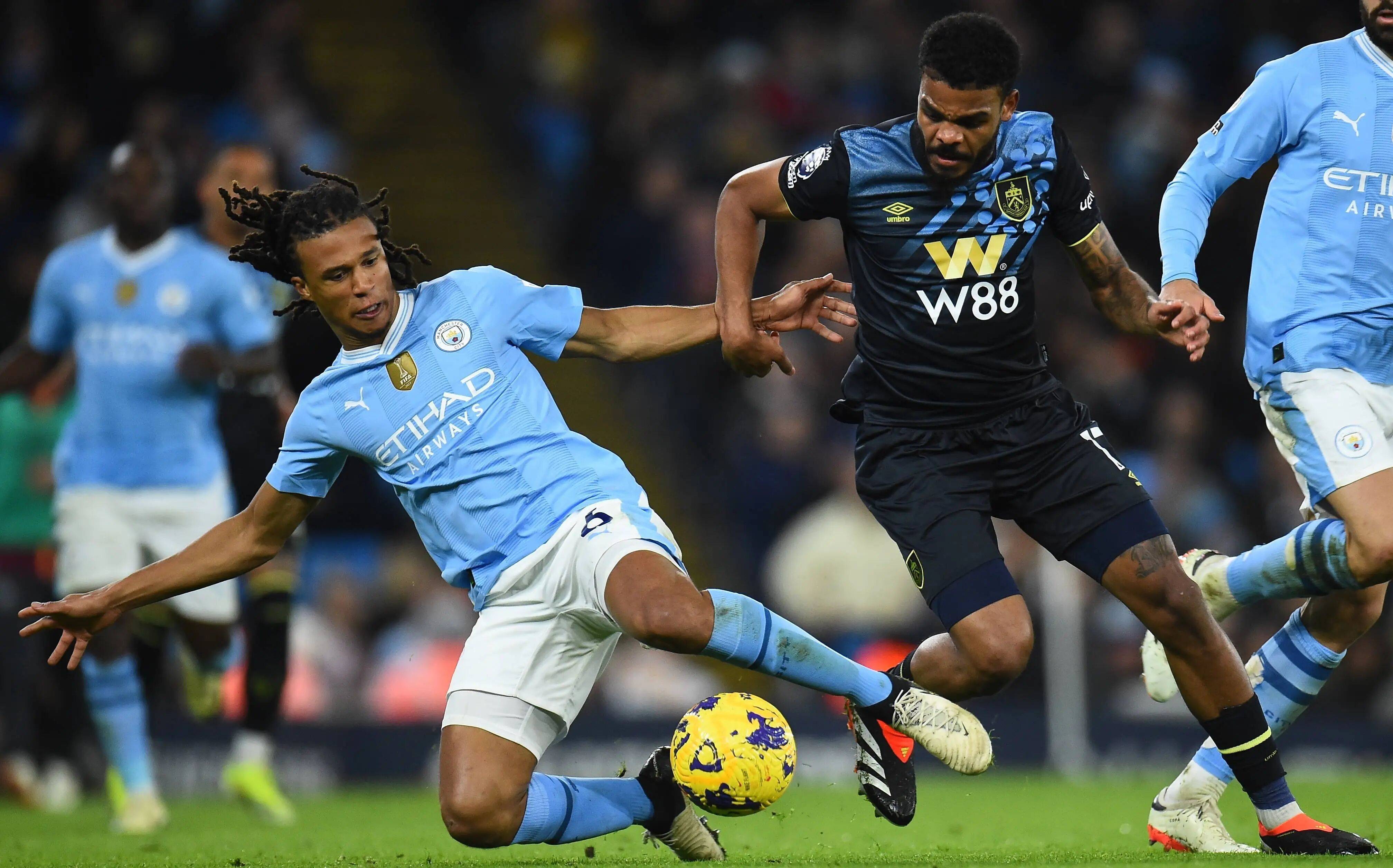 拜仁快速传球移动致对手防线瓦解（拜仁快速传切与穿插跑动令对手防线崩塌）