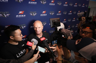 妻子祝贺塞鸟：无比骄傲，你就像一道光照亮了我们全家的生活（妻子深情贺塞鸟：无比自豪，你是照亮全家的那束光）